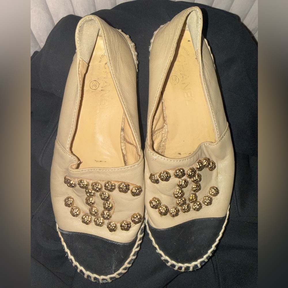 Vintage CHANEL Beige and Black Espadrilles with Golden bronze Accents! 🖤💛